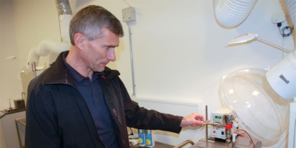 Hiệu chuẩn cảm biến nhiệt độ trong một phòng thí nghiệm, thực hiện bởi Tommy Mikkelsen, chuyên gia đo lường tại chr Hansen